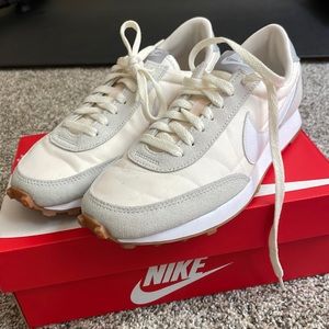 Nike Daybreak White size 8